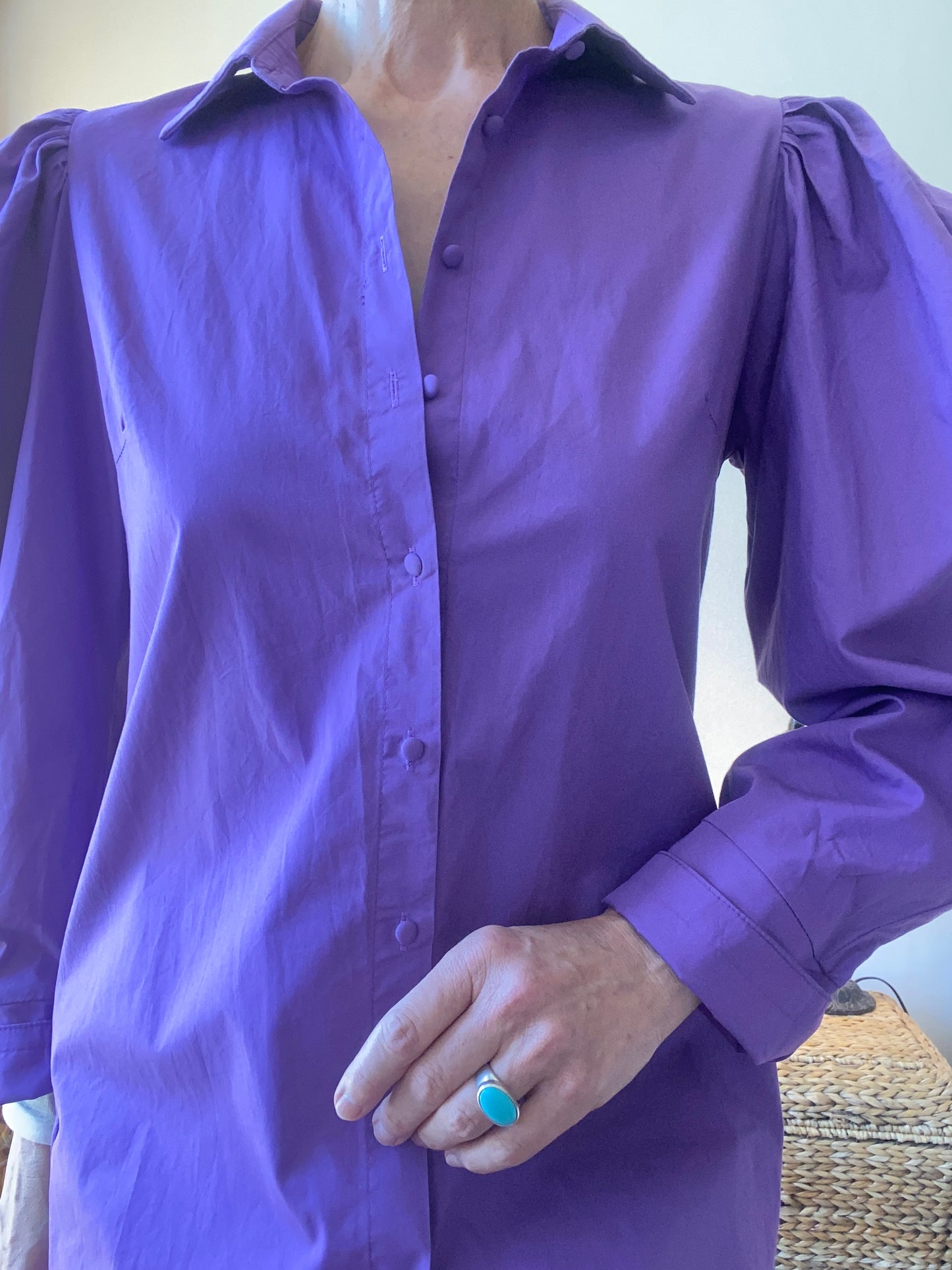 Belle robe boutonnée avec manches bouffantes